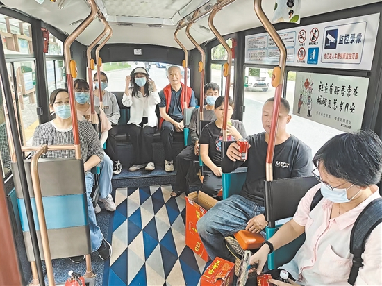 公交車化身“流動(dòng)驛站”，成為防疫一線人員的后勤服務(wù)陣地。