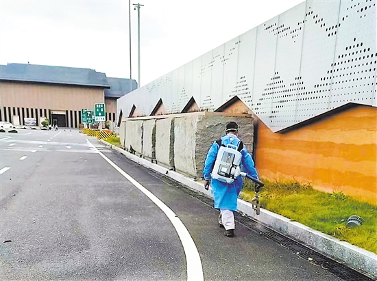 開陽高速志愿者在服務區(qū)開展防蚊消殺工作。