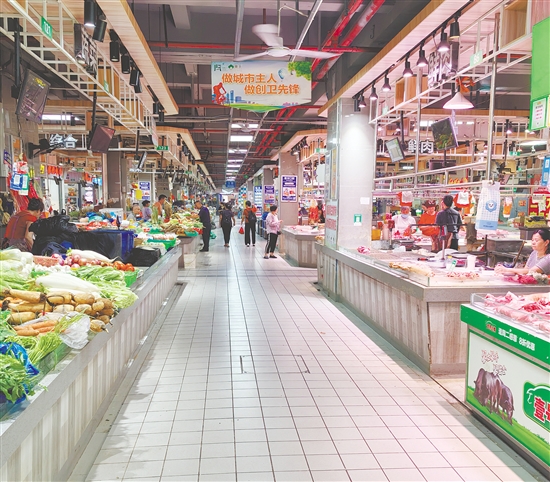 蓬江市場內(nèi)光線明亮，通道寬敞，無論是蔬菜區(qū)還是水產(chǎn)區(qū)，地面都干凈整潔。