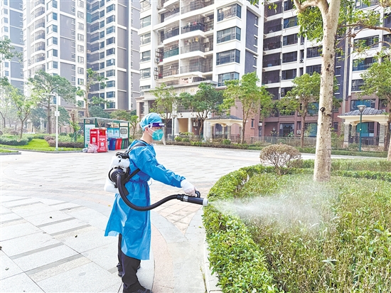 開平邊檢站積極助力我市防蚊滅蚊，對灌木叢根部、排水溝等隱蔽點位噴灑藥劑。