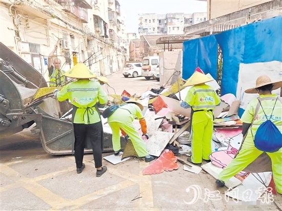 針對重點場所，區(qū)城市管理綜合執(zhí)法局統(tǒng)籌應急力量開展專項行動。圖為環(huán)衛(wèi)工人正在清運垃圾。