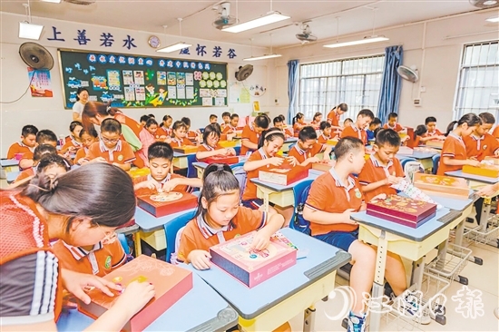 學(xué)生充分發(fā)揮創(chuàng)意，將廢舊月餅盒變廢為寶，制作成時(shí)鐘表盤、冰箱貼等。