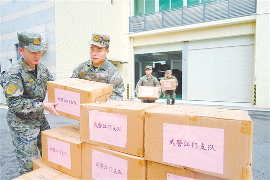 武警江門(mén)支隊(duì)官兵搬運(yùn)防疫捐贈(zèng)物資。