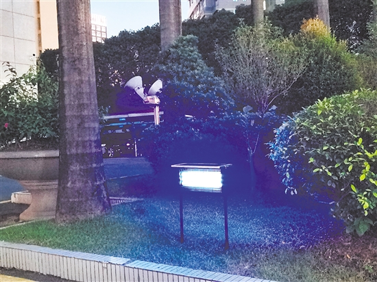 駐江門(mén)部隊(duì)和“城連共建”部隊(duì)共捐贈(zèng)550套太陽(yáng)能滅蚊燈。