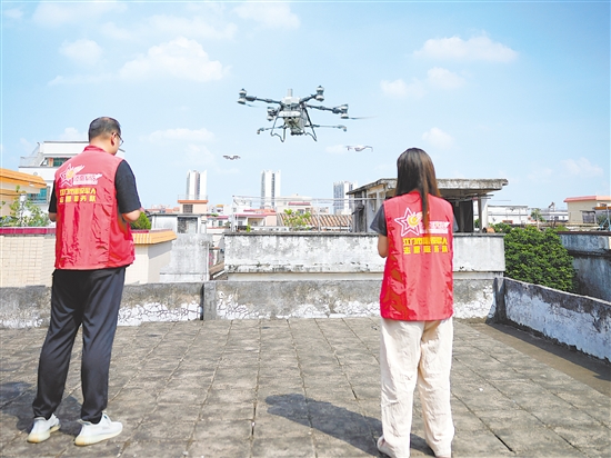 僑都星火無(wú)人機(jī)分隊(duì)開(kāi)展空中立體巡查和消殺。