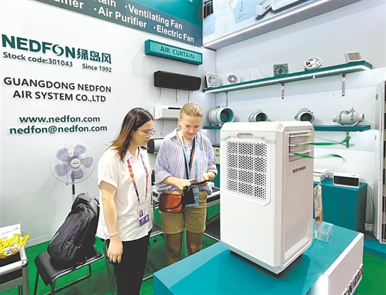 臺(tái)山參展企業(yè)的創(chuàng)新產(chǎn)品受到眾多外國(guó)客商的青睞，使企業(yè)在激烈的市場(chǎng)競(jìng)爭(zhēng)中脫穎而出。