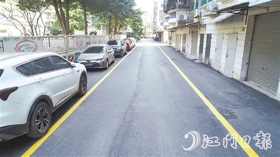 經(jīng)過集中清理的環(huán)市街道麗苑社區(qū)道路變得清爽整潔。