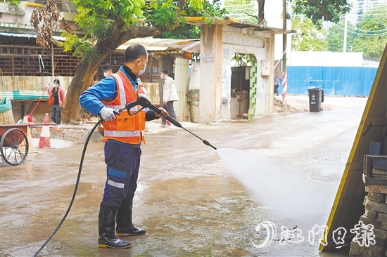 區(qū)環(huán)境整治組在環(huán)市街道里村社區(qū)開展清潔活動(dòng)。