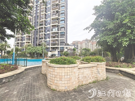 柏麗郡小區(qū)開展綠化景觀改造行動，打造簡約、整潔、舒適的居住環(huán)境。