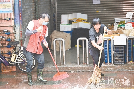 市民與志愿者一同清掃街道。