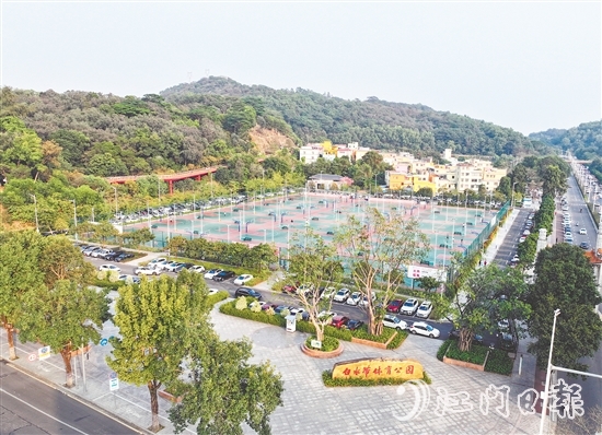 白水帶體育公園為群眾提供了專業(yè)的健身場所。