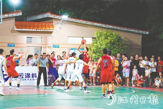 外海街道運(yùn)動場上，“村BA”賽事精彩紛呈。何榕