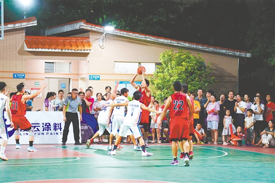 外海街道運(yùn)動(dòng)場上，“村BA”賽事精彩紛呈。何榕