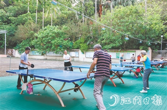 市民在小區(qū)乒乓球場切磋球藝。