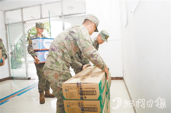 武警江門支隊(duì)官兵搬運(yùn)防疫捐贈(zèng)物資。