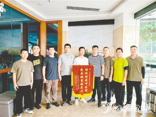 市直民兵應(yīng)急營獲贈錦旗。