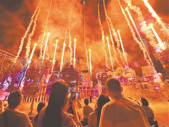 赤坎華僑古鎮(zhèn)的《火秀》節(jié)目吸引眾多游客。