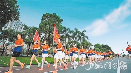 區(qū)跑步運(yùn)動(dòng)協(xié)會(huì)跑友每天晨跑，在晨光中感受城市的魅力。