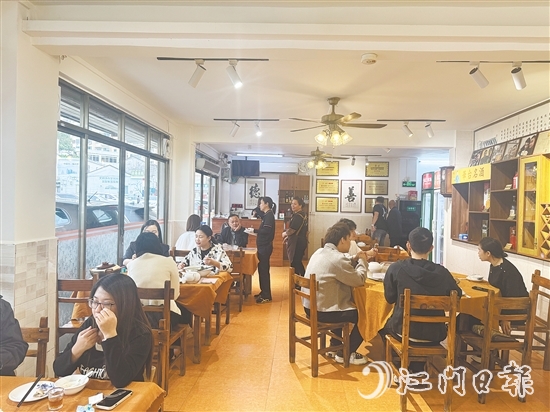 午飯時(shí)間，名遠(yuǎn)恩平菜館座無虛席。