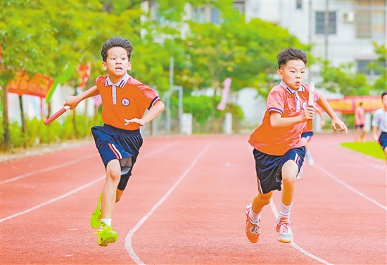“全運會之風(fēng)”吹進了校園。禮樂中心小學(xué)舉辦田徑運動會。