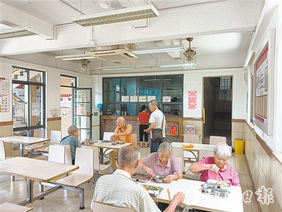 白沙街道嶺梅社區(qū)益食堂為長(zhǎng)者解決了“做飯難、吃飯愁”問(wèn)題。