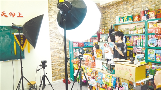 青年學(xué)子正在直播，向網(wǎng)友推薦江海優(yōu)品。