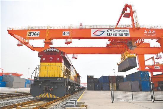 圖為11月14日，在西安國際港站，龍門吊在吊裝集裝箱。新華社發(fā)