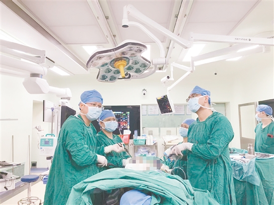 醫(yī)療團(tuán)隊(duì)為患者施行手術(shù)。