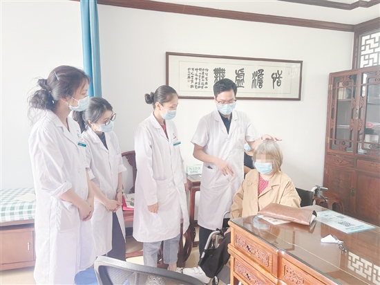 黃任鋒（右二）在中醫(yī)經(jīng)典科門診開展教學(xué)。