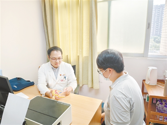 醫(yī)生為患者科普子宮肌瘤知識。