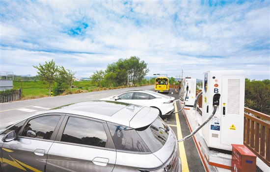 雙橋村新建停車場，并在停車場上安裝充電樁，方便群眾和游客進(jìn)行車輛電力補(bǔ)給。