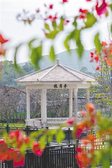 位于櫻花河堤邊上的攬月亭，與攬月池、大昆侖山和小昆侖山遙相呼應(yīng)。