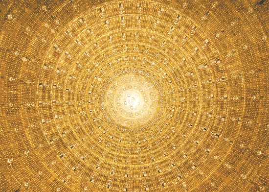 運(yùn)行僅2個(gè)多月，江門中微子實(shí)驗(yàn)發(fā)布首個(gè)物理成果，兩大關(guān)鍵參數(shù)刷新世界測(cè)量精度紀(jì)錄。圖為中心探測(cè)器球內(nèi)“星空”。劉悅湘