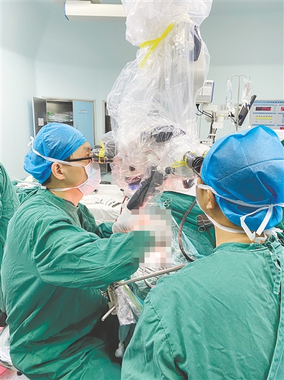 醫(yī)生對患者進行手術(shù)。