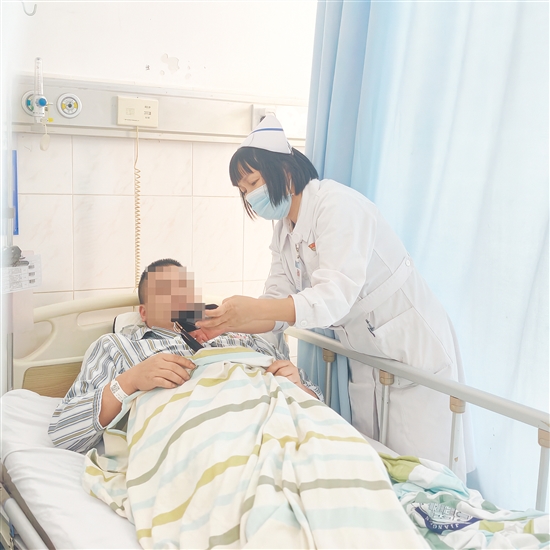 護士對患者進行健康宣教。