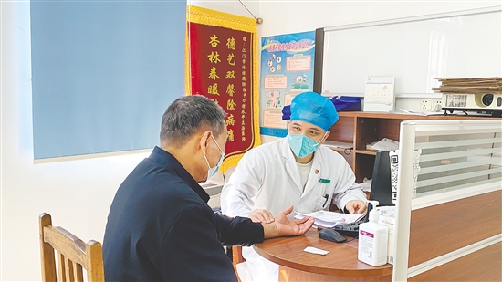 醫(yī)生詢問患者情況。