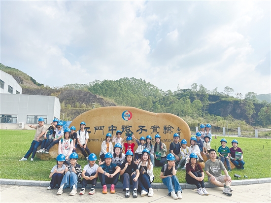 親子家庭到江門中微子實驗室開展研學活動。