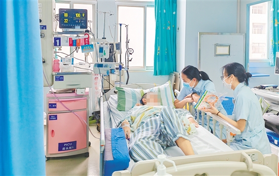 護(hù)理團(tuán)隊(duì)創(chuàng)新“疼痛評(píng)估—體位管理—心理干預(yù)”三位一體模式，為患者提供全方位照護(hù)。