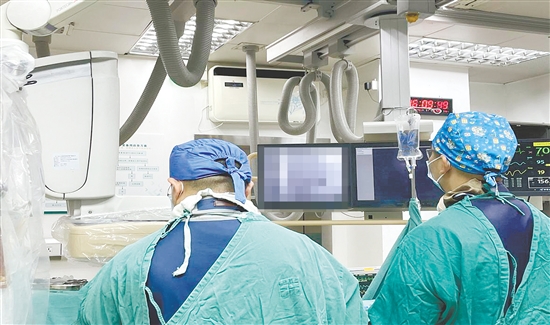 心血管內(nèi)科團(tuán)隊(duì)為患者施行手術(shù)。