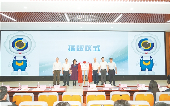 “粵菜師傅營(yíng)養(yǎng)健康餐研發(fā)基地”揭牌儀式現(xiàn)場(chǎng)。