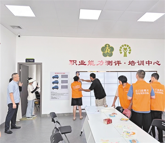 洗車中心負責人在對“喜憨兒”進行洗車培訓。