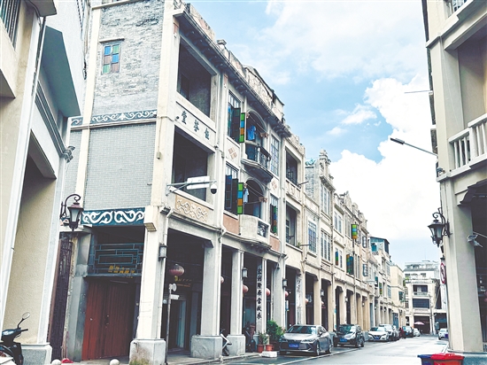 隨著電影《捕風(fēng)追影》火熱上映，臺(tái)山臺(tái)城歷史文化街區(qū)的華僑建筑走進(jìn)大眾視野，備受關(guān)注。