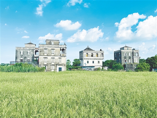 斗山鎮(zhèn)浮月村洋樓群展現(xiàn)百年前華僑對(duì)西方建筑美學(xué)的理解，它們是華僑奮斗的見(jiàn)證，也是華僑愛(ài)國(guó)愛(ài)鄉(xiāng)的象征。