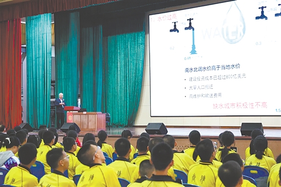 院士通過(guò)科普講座，為青少年講述前沿科學(xué)知識(shí)。