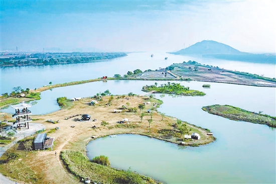 大鰲尾濕地公園位于萬里碧道南端堤岸，今年以來通過與本土企業(yè)家合作運營，增設休閑露營地、“頭盔咖啡店”等新業(yè)態(tài)，讓水鄉(xiāng)生態(tài)與人文潮流融匯交織。