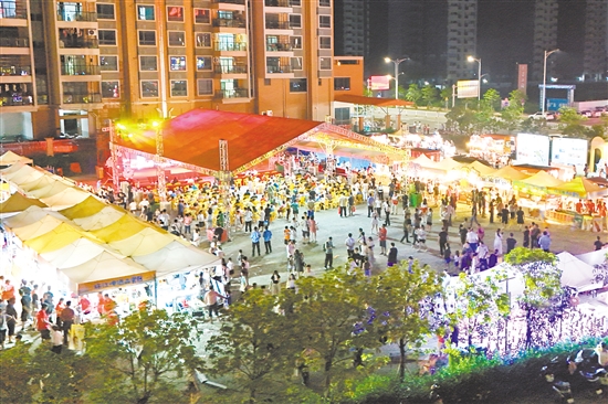 “笑蝦蝦”系列活動是大鰲鎮(zhèn)的文旅招牌，今年開展的“笑蝦蝦”精彩夜繽紛活動吸引大量游客，帶動周邊餐飲、住宿等業(yè)態(tài)蓬勃發(fā)展。