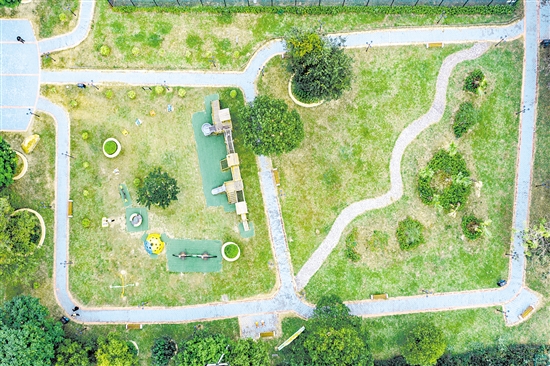 綠美生態(tài)小公園位于圩鎮(zhèn)中心地帶，為群眾提供風景秀美的休閑地。