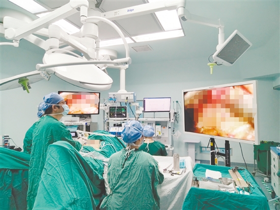 醫(yī)生為患者進(jìn)行手術(shù)。