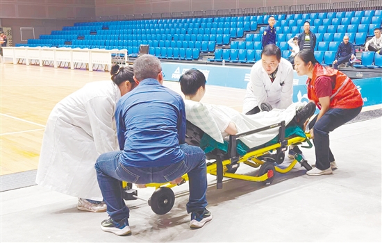 醫(yī)療團(tuán)隊轉(zhuǎn)移“傷員”。