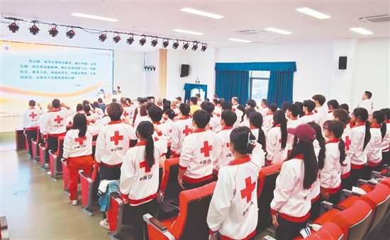 志愿者莊嚴(yán)宣誓。